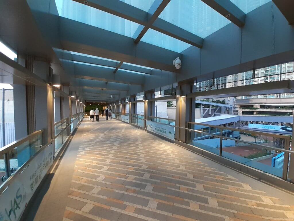 HK Sai Kung District 將軍澳 TKO 康城路1號 Lohas Park Road Montara LOHAS Park 日出康城商場 The Lohas Shopping Mall August 2020 SS2 24 像電視或電影一樣，短片應該吸引觀眾注意力。與電視和功能不同，編寫短片時，您將沒有時間和空間來創建背景故事並探索多個故事情節。應將重點放在一個特定的主角上，該主角的目標很簡單。從您的生活中選擇一種體驗，並將其磨練到特定的，強大的時刻。然後，誇大它。您可以從那裡構建故事。最重要的是，您將在創建衝突的同時仍然保持簡短的真實性。最好堅持一種特定的類型，以使短劇本清晰明確。