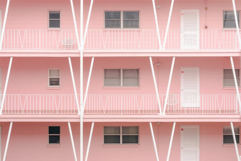 white doors and railings in a pink apartment block 在youtube及各大網路社群媒體視頻裡， 人們除了會受標體跟內容感興趣外，色彩也是點擊的動機之一。 什麼風格裡出現哪種顏色，又或是品牌(產品)主打什麼顏色來宣傳， 有時，單純的顏色就給人們充滿聯想，甚至影響了我們的感官， 就像之前美食攝影介紹當中， 需要的是色彩是暖色的、給人充滿食慾感的。 例如:草莓系列的商業廣告產品視頻，大多都會搭配粉紅色或是紅色， 給人帶點酸甜的甜蜜感，在女性消費者上，也是最受歡迎。 色彩給人的心理影響是具有影響力的， 而研究透過色彩影響心裡的領域稱為色彩心理學。 在本文中，將提供有關視頻製作時應該了解的色彩心理學的簡要概述。 只需知道它們的特徵，就可以用完全不同的方式查看通常會出現在您眼中的顏色。 此外，了解色彩心理可以實現有效的視頻製作，從而鼓勵用戶採取特定的行動。 讓我們深入了解色彩世界。
