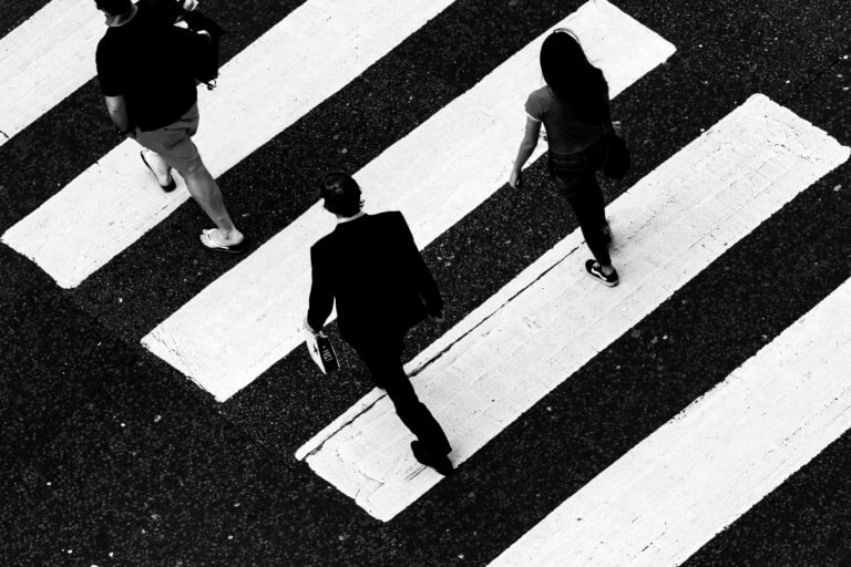 black and white crosswalk 對比跟對稱攝影一樣，在我們的生活中無處不在， 如:令人垂涎的餐點攝影、還是自然界的美麗花草、新鮮蔬果甚至動物身上的纹路...等， 而透過強烈的對比拍攝，不管是在Instagram圖片還是Youtube影片都更容易給人留下深刻的印象。 在本文中，將研究色調對比和色彩對比之間的區別， 另外還分析曝光在高對比度圖像中的作用， 最終，了解可用於創建自己的獨特，高對比度照片的技術。