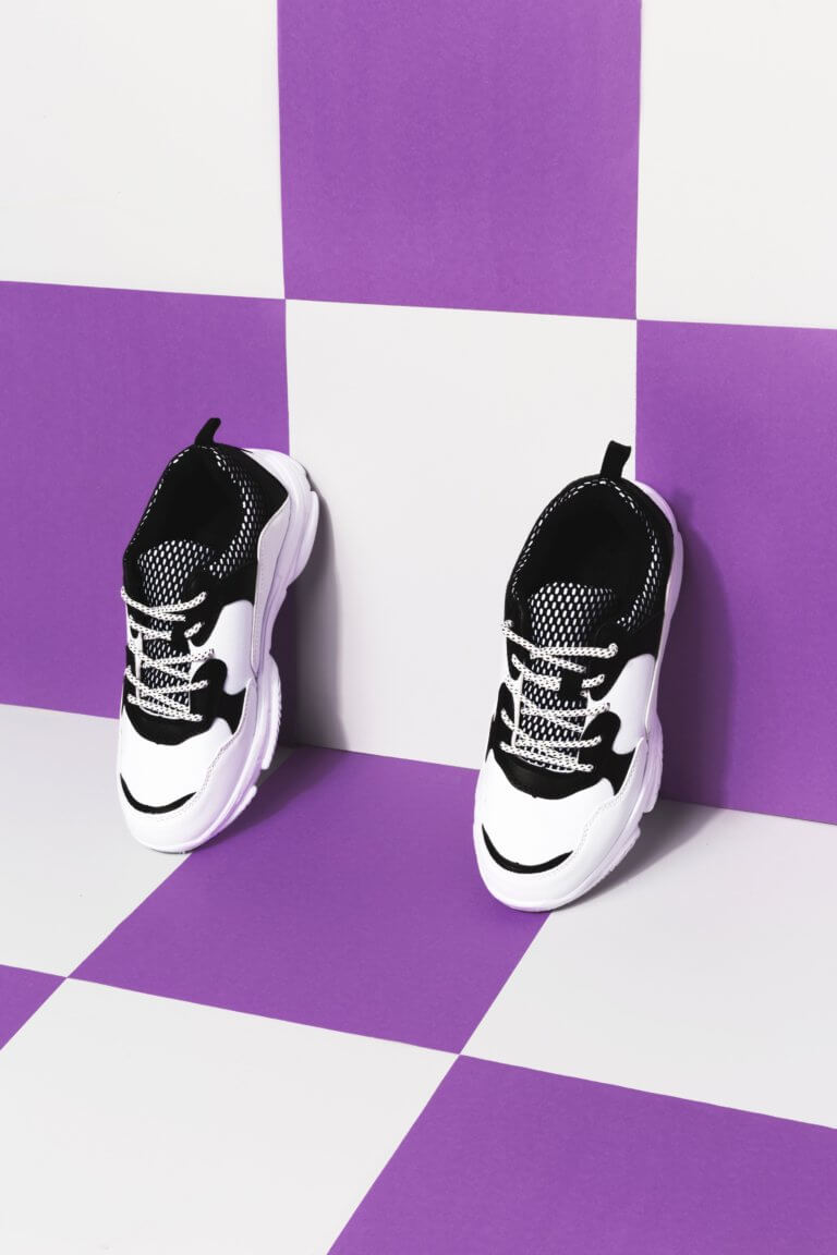 black and white sneakers against purple and white 對比跟對稱攝影一樣，在我們的生活中無處不在， 如:令人垂涎的餐點攝影、還是自然界的美麗花草、新鮮蔬果甚至動物身上的纹路...等， 而透過強烈的對比拍攝，不管是在Instagram圖片還是Youtube影片都更容易給人留下深刻的印象。 在本文中，將研究色調對比和色彩對比之間的區別， 另外還分析曝光在高對比度圖像中的作用， 最終，了解可用於創建自己的獨特，高對比度照片的技術。