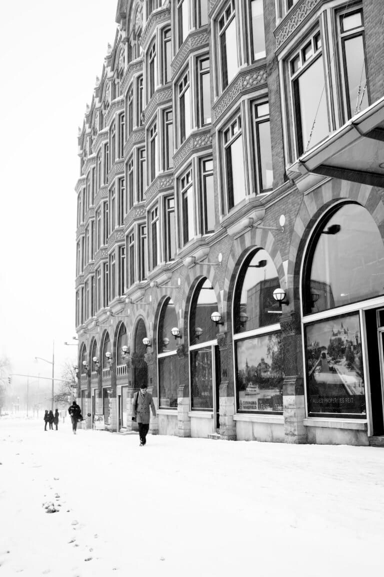 black and white winter downtown 1 對比跟對稱攝影一樣，在我們的生活中無處不在， 如:令人垂涎的餐點攝影、還是自然界的美麗花草、新鮮蔬果甚至動物身上的纹路...等， 而透過強烈的對比拍攝，不管是在Instagram圖片還是Youtube影片都更容易給人留下深刻的印象。 在本文中，將研究色調對比和色彩對比之間的區別， 另外還分析曝光在高對比度圖像中的作用， 最終，了解可用於創建自己的獨特，高對比度照片的技術。