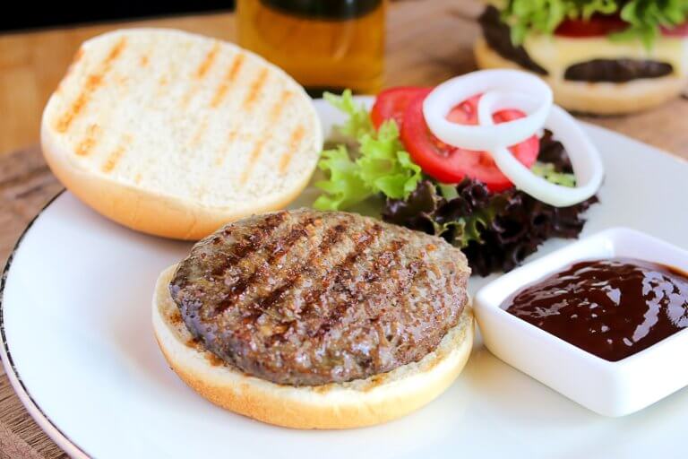 flame broiled hamburger with garnishes 是否看過不少美食照，總如此讓人垂涎，而自己在拍攝時總少了些可口的感覺， 而現在不僅有智慧型手機可以隨手拍照，也能搭載許多拍攝美食的app， 其實這些美食拍攝道具已經沒有那麼煩雜，甚至可以直接上傳到自己的社交媒體與大家分享。 但把光線及構圖技巧應用在美食照上，絕對會使那美食照片更加可口! 繼明白如何拍攝美食後，本文也補充美食寫真的信息提供參考。