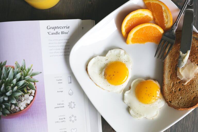 toast eggs for breakfast 是否看過不少美食照，總如此讓人垂涎，而自己在拍攝時總少了些可口的感覺， 而現在不僅有智慧型手機可以隨手拍照，也能搭載許多拍攝美食的app， 其實這些美食拍攝道具已經沒有那麼煩雜，甚至可以直接上傳到自己的社交媒體與大家分享。 但把光線及構圖技巧應用在美食照上，絕對會使那美食照片更加可口! 繼明白如何拍攝美食後，本文也補充美食寫真的信息提供參考。