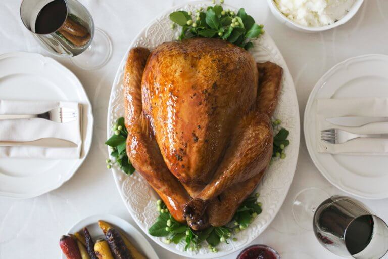 turkey dinner setting 是否看過不少美食照，總如此讓人垂涎，而自己在拍攝時總少了些可口的感覺， 而現在不僅有智慧型手機可以隨手拍照，也能搭載許多拍攝美食的app， 其實這些美食拍攝道具已經沒有那麼煩雜，甚至可以直接上傳到自己的社交媒體與大家分享。 但把光線及構圖技巧應用在美食照上，絕對會使那美食照片更加可口! 繼明白如何拍攝美食後，本文也補充美食寫真的信息提供參考。