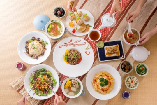 Food photography 4 圖片10 身處在網路行銷發達的年代,除了動人的文案,誘人的美食照已經是網路行銷不可或缺的一部分,開店第一個最首要的服務,莫過於美食攝影,以及餐廳美食攝影相關精彩的照片、影片等視覺元素,才能留住顧客目光抓住商機,工仔頭不只是幫你拍攝,食物攝影讓照片變得有深度、有意涵、有新的詮釋,創造新的價值,食物環境都需要好的包裝形象來捉住大眾的目光,而食物攝影可以襯托出食物的價值,就如同千里馬遇伯樂一般,如果您正尋找那位賦予商品靈魂的攝影師,歡迎參閱美食攝影作品。