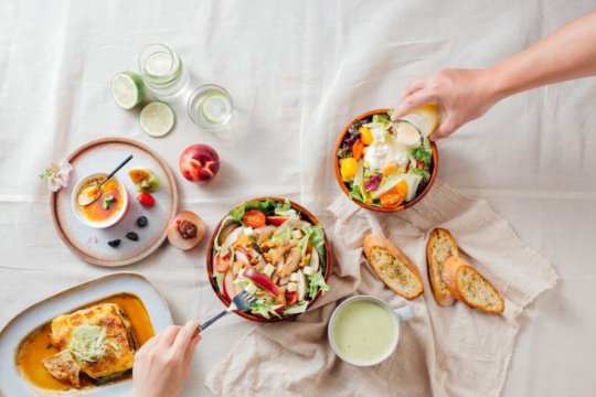 Food photography 17 圖片11 身處在網路行銷發達的年代,除了動人的文案,誘人的美食照已經是網路行銷不可或缺的一部分,開店第一個最首要的服務,莫過於美食攝影,以及餐廳美食攝影相關精彩的照片、影片等視覺元素,才能留住顧客目光抓住商機,工仔頭不只是幫你拍攝,食物攝影讓照片變得有深度、有意涵、有新的詮釋,創造新的價值,食物環境都需要好的包裝形象來捉住大眾的目光,而食物攝影可以襯托出食物的價值,就如同千里馬遇伯樂一般,如果您正尋找那位賦予商品靈魂的攝影師,歡迎參閱美食攝影作品。