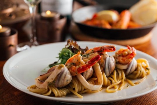 Food photography 16 圖片14 身處在網路行銷發達的年代,除了動人的文案,誘人的美食照已經是網路行銷不可或缺的一部分,開店第一個最首要的服務,莫過於美食攝影,以及餐廳美食攝影相關精彩的照片、影片等視覺元素,才能留住顧客目光抓住商機,工仔頭不只是幫你拍攝,食物攝影讓照片變得有深度、有意涵、有新的詮釋,創造新的價值,食物環境都需要好的包裝形象來捉住大眾的目光,而食物攝影可以襯托出食物的價值,就如同千里馬遇伯樂一般,如果您正尋找那位賦予商品靈魂的攝影師,歡迎參閱美食攝影作品。