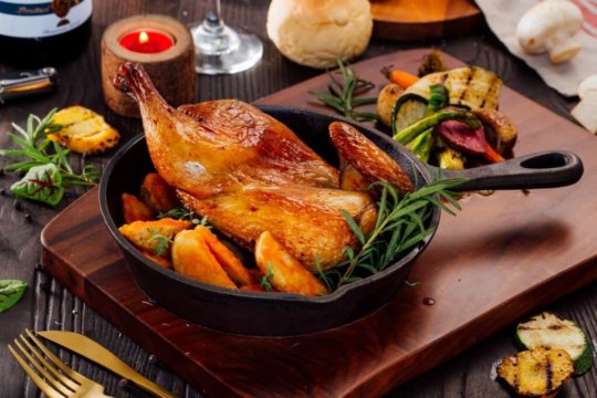 Food photography 8 圖片17 身處在網路行銷發達的年代,除了動人的文案,誘人的美食照已經是網路行銷不可或缺的一部分,開店第一個最首要的服務,莫過於美食攝影,以及餐廳美食攝影相關精彩的照片、影片等視覺元素,才能留住顧客目光抓住商機,工仔頭不只是幫你拍攝,食物攝影讓照片變得有深度、有意涵、有新的詮釋,創造新的價值,食物環境都需要好的包裝形象來捉住大眾的目光,而食物攝影可以襯托出食物的價值,就如同千里馬遇伯樂一般,如果您正尋找那位賦予商品靈魂的攝影師,歡迎參閱美食攝影作品。