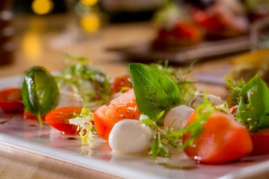 Food photography 9 圖片18 身處在網路行銷發達的年代,除了動人的文案,誘人的美食照已經是網路行銷不可或缺的一部分,開店第一個最首要的服務,莫過於美食攝影,以及餐廳美食攝影相關精彩的照片、影片等視覺元素,才能留住顧客目光抓住商機,工仔頭不只是幫你拍攝,食物攝影讓照片變得有深度、有意涵、有新的詮釋,創造新的價值,食物環境都需要好的包裝形象來捉住大眾的目光,而食物攝影可以襯托出食物的價值,就如同千里馬遇伯樂一般,如果您正尋找那位賦予商品靈魂的攝影師,歡迎參閱美食攝影作品。