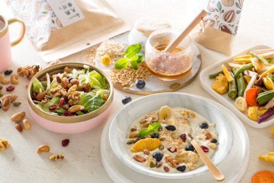 Food photography 1 圖片2 身處在網路行銷發達的年代,除了動人的文案,誘人的美食照已經是網路行銷不可或缺的一部分,開店第一個最首要的服務,莫過於美食攝影,以及餐廳美食攝影相關精彩的照片、影片等視覺元素,才能留住顧客目光抓住商機,工仔頭不只是幫你拍攝,食物攝影讓照片變得有深度、有意涵、有新的詮釋,創造新的價值,食物環境都需要好的包裝形象來捉住大眾的目光,而食物攝影可以襯托出食物的價值,就如同千里馬遇伯樂一般,如果您正尋找那位賦予商品靈魂的攝影師,歡迎參閱美食攝影作品。