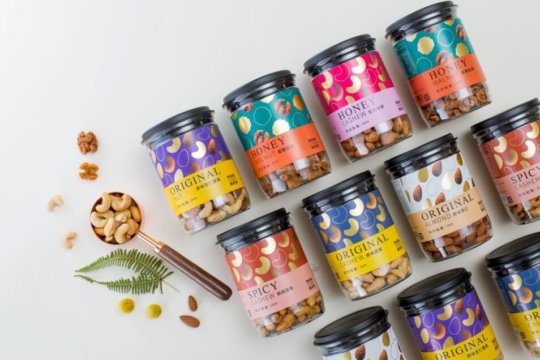 Food photography 18 美食攝影2 身處在網路行銷發達的年代,除了動人的文案,誘人的美食照已經是網路行銷不可或缺的一部分,開店第一個最首要的服務,莫過於美食攝影,以及餐廳美食攝影相關精彩的照片、影片等視覺元素,才能留住顧客目光抓住商機,工仔頭不只是幫你拍攝,食物攝影讓照片變得有深度、有意涵、有新的詮釋,創造新的價值,食物環境都需要好的包裝形象來捉住大眾的目光,而食物攝影可以襯托出食物的價值,就如同千里馬遇伯樂一般,如果您正尋找那位賦予商品靈魂的攝影師,歡迎參閱美食攝影作品。